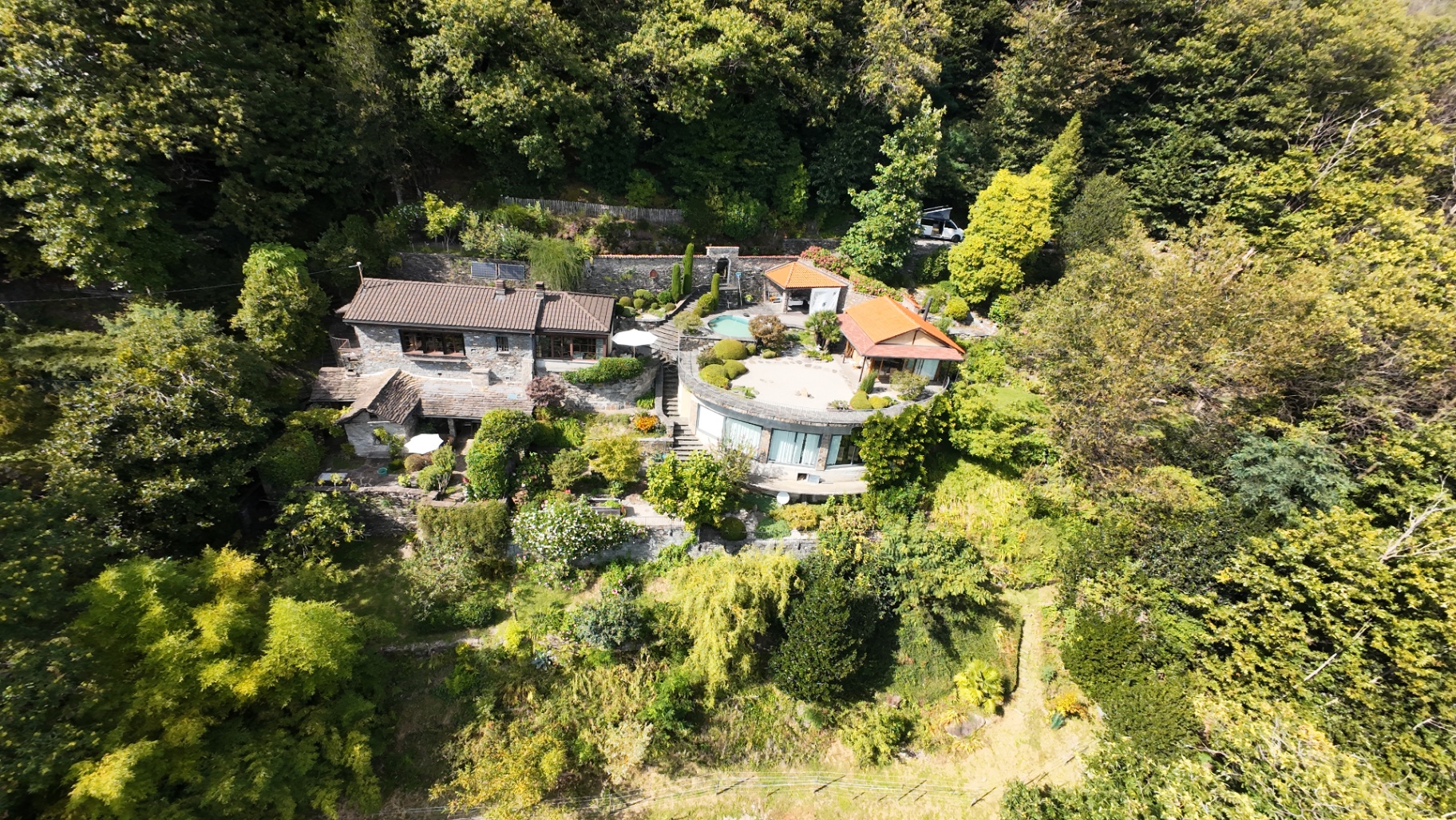 Yourantai eingebettet in den Hang über dem Lago Maggiore