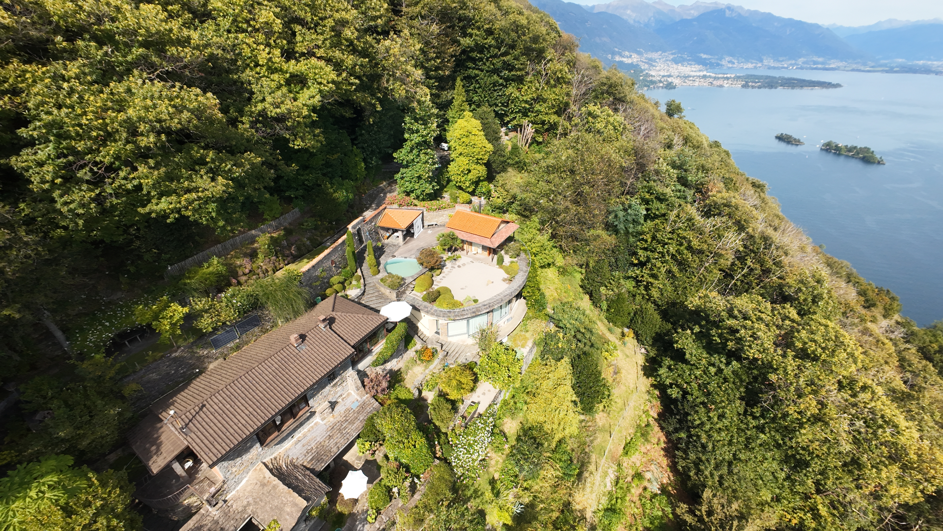 Yourantai aus der Vogelperspektive — Villa, Onsen und Zen-Garten am Hang über dem Lago Maggiore