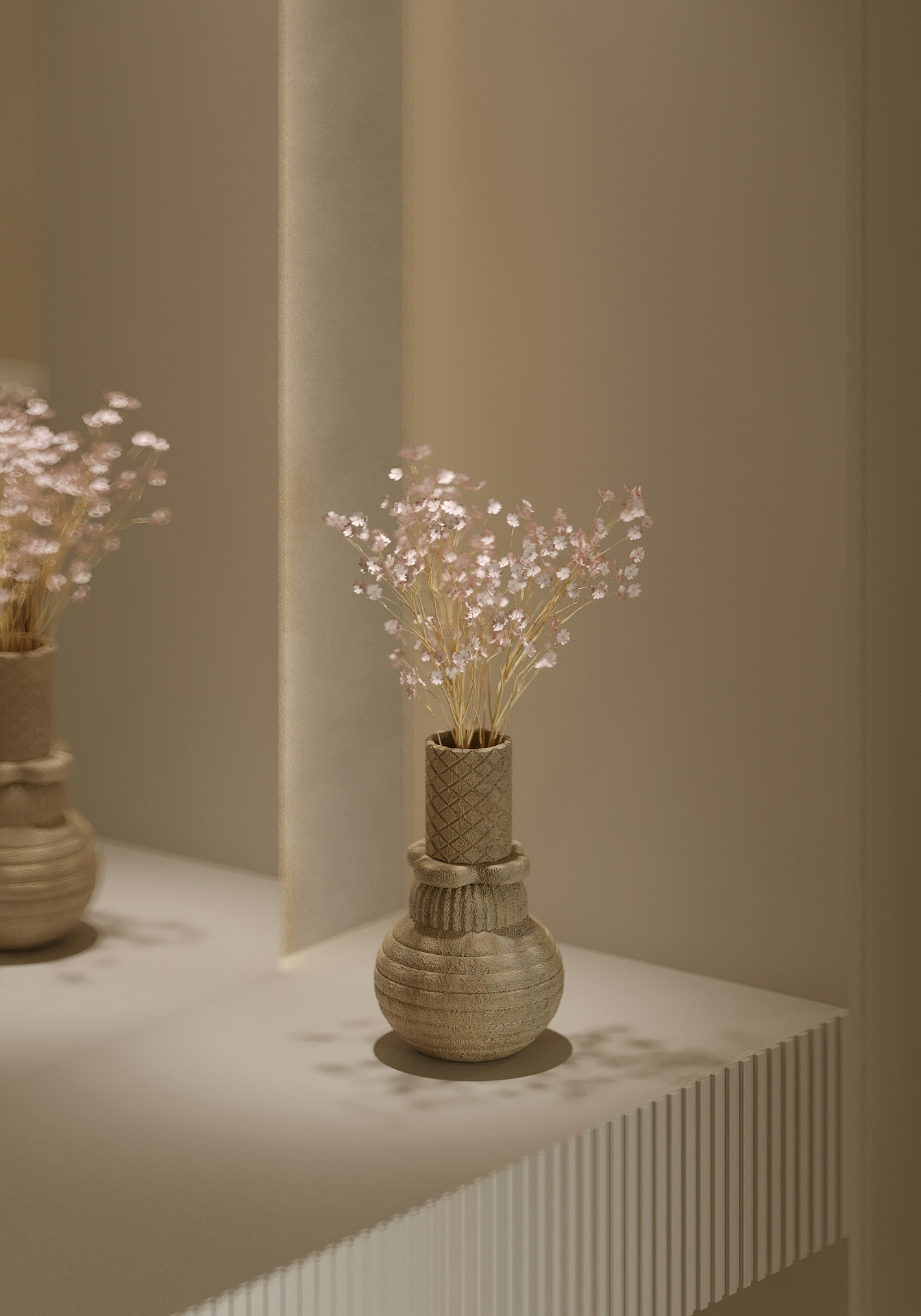 Minimalistische Vase mit kleinen Blüten